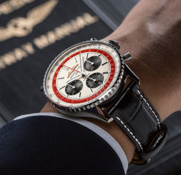 Jam Aviator dengan bezel berwarna kontras
